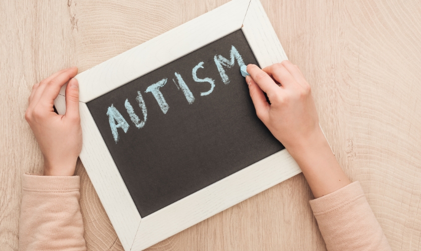 what are the early warning signs of autism